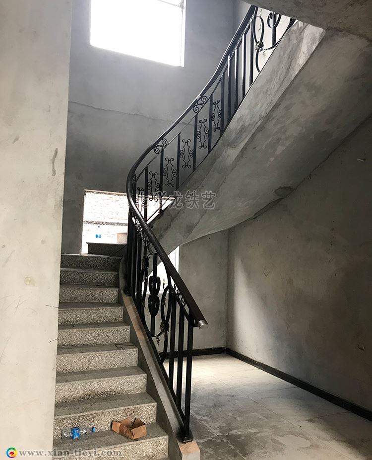 別墅歐式鐵藝護(hù)欄_咸陽項(xiàng)目_梯段護(hù)欄