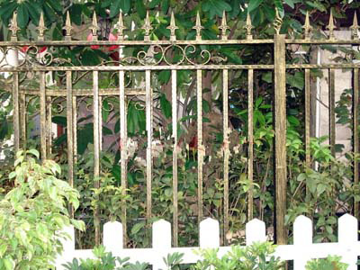 經(jīng)久路鐵藝圍欄