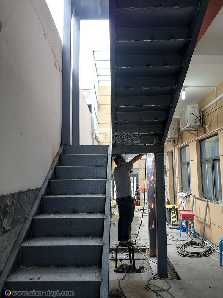 毅博教育消防鋼梯-安裝