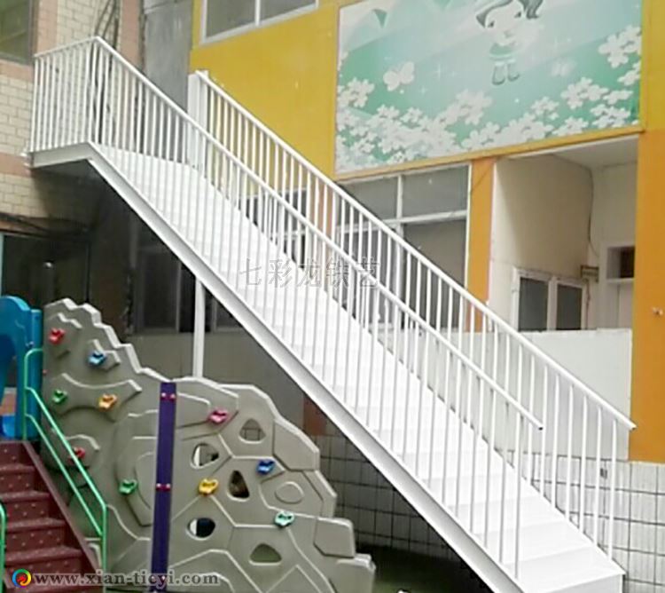明德幼兒園消防樓梯現(xiàn)場(chǎng)照片