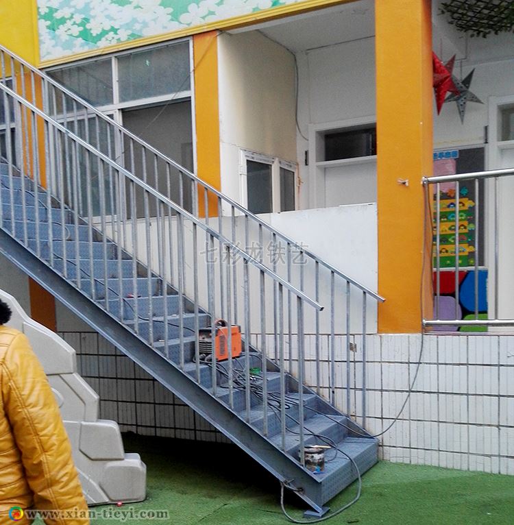 明德幼兒園消防樓梯現(xiàn)場(chǎng)施工照片