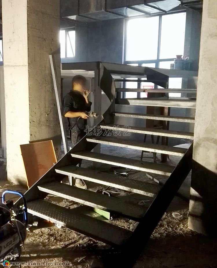 圓角拐彎鋼結(jié)構(gòu)樓梯