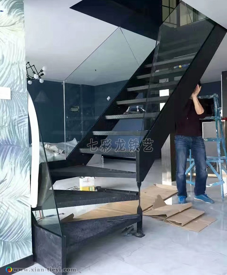 雙層鋼板夾玻璃護(hù)欄樓梯