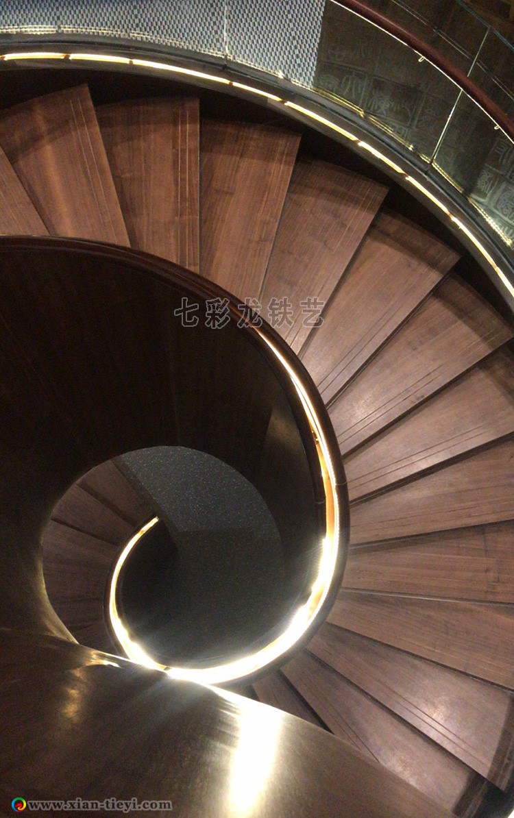 綠地新都會(huì)箱梁螺旋樓梯_俯視