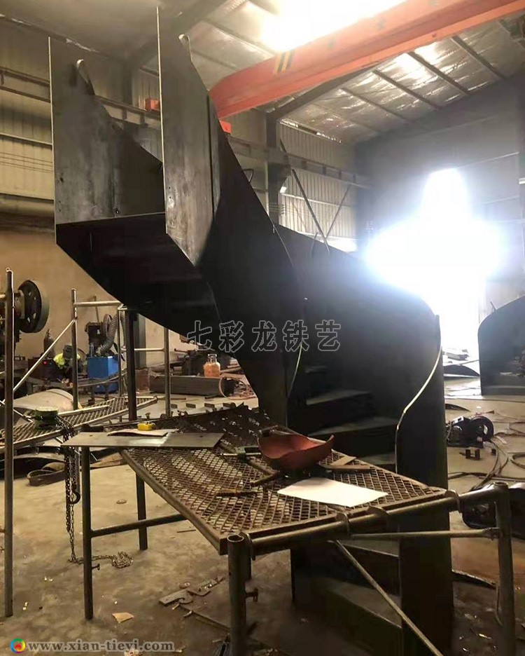 湖北襄陽高護(hù)欄板式旋轉(zhuǎn)樓梯_4