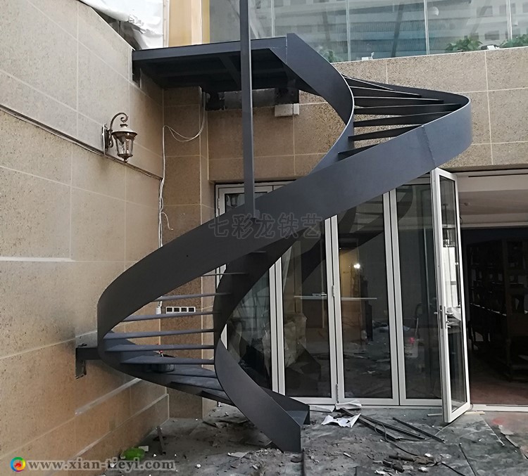 鋼結構木踏步卷板樓梯施工中
