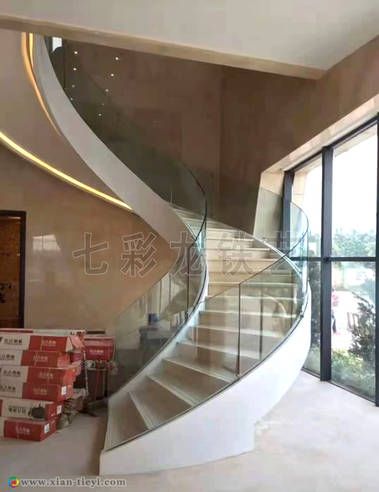 玻璃護(hù)欄鋼結(jié)構(gòu)板式螺旋樓梯