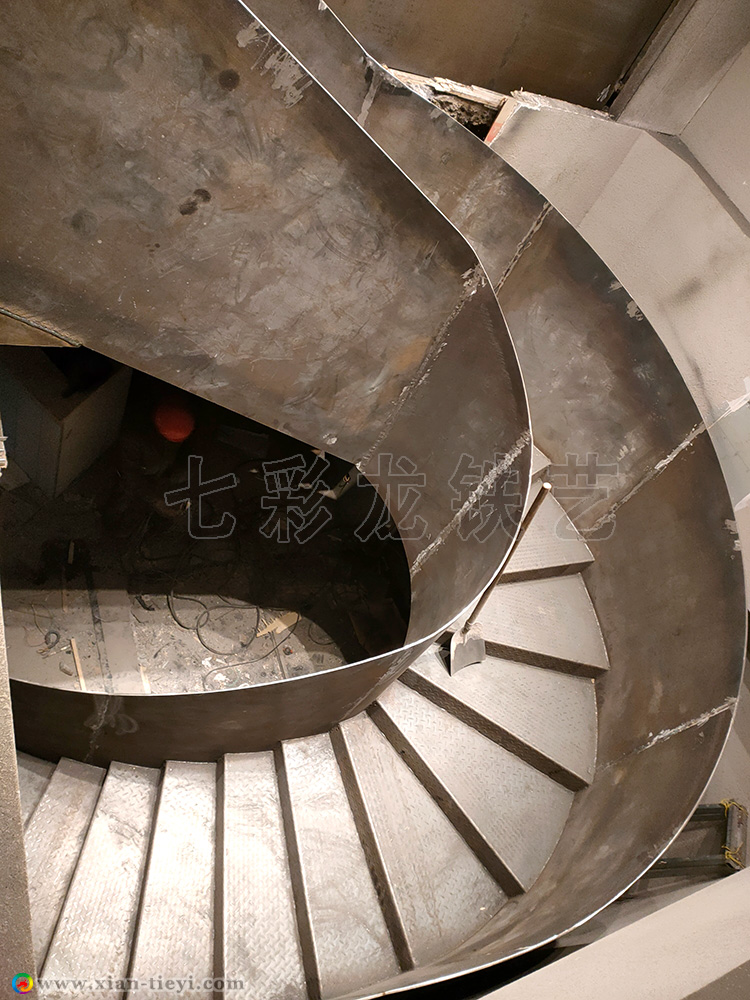 水韻餐廳鋼結(jié)構(gòu)板式高欄旋轉(zhuǎn)樓梯_2