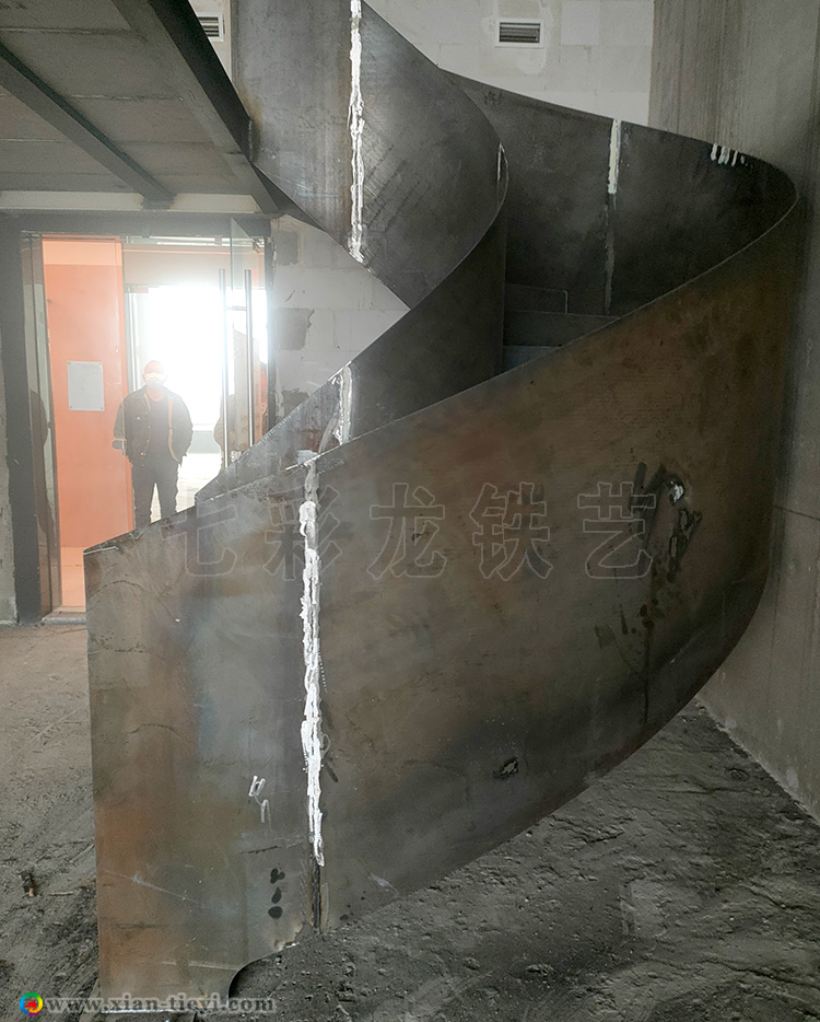 鋼結(jié)構(gòu)高鋼板護(hù)欄旋轉(zhuǎn)螺旋樓梯弧形樓梯_2