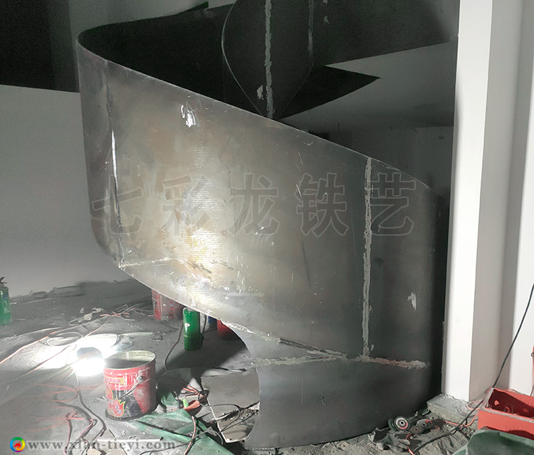 鋼結(jié)構(gòu)加寬鋼板梯梁旋轉(zhuǎn)樓梯_1