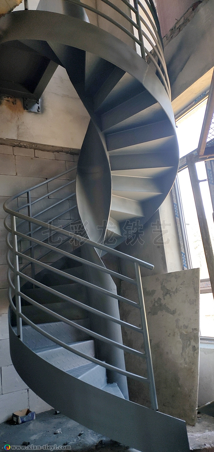藍(lán)田縣自建房高護(hù)欄板式旋轉(zhuǎn)樓梯_1