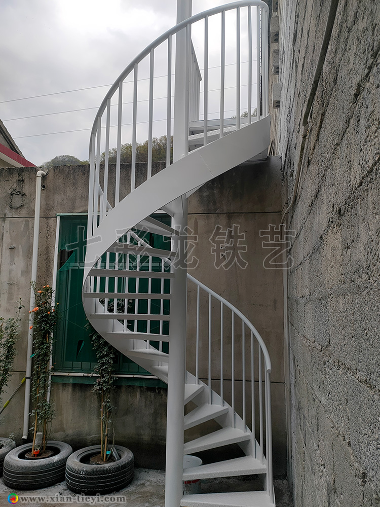 柞水縣牛背梁民宿中柱旋轉(zhuǎn)樓梯_2