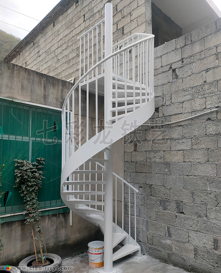 柞水縣牛背梁民宿中柱旋轉(zhuǎn)樓梯_1