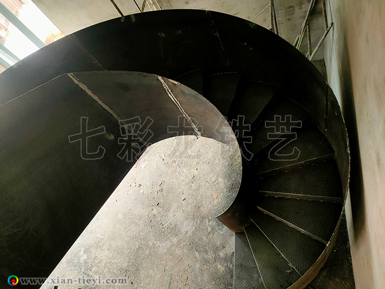 山陽縣鋼結(jié)構(gòu)高欄卷板旋轉(zhuǎn)樓梯_1