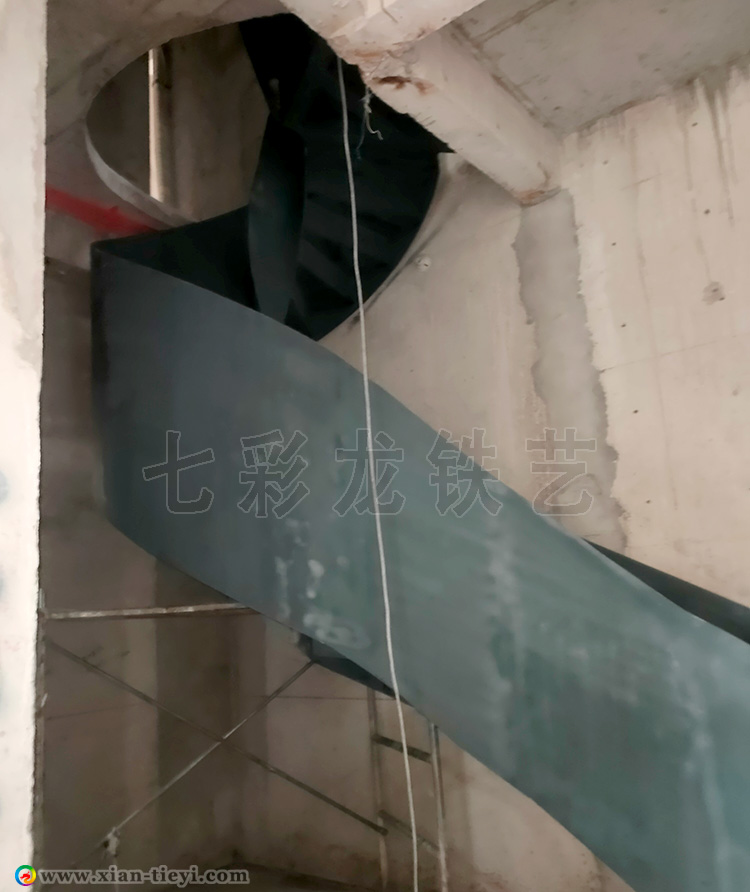 曲江金地湖城大境鋼結構板式旋轉樓梯_1