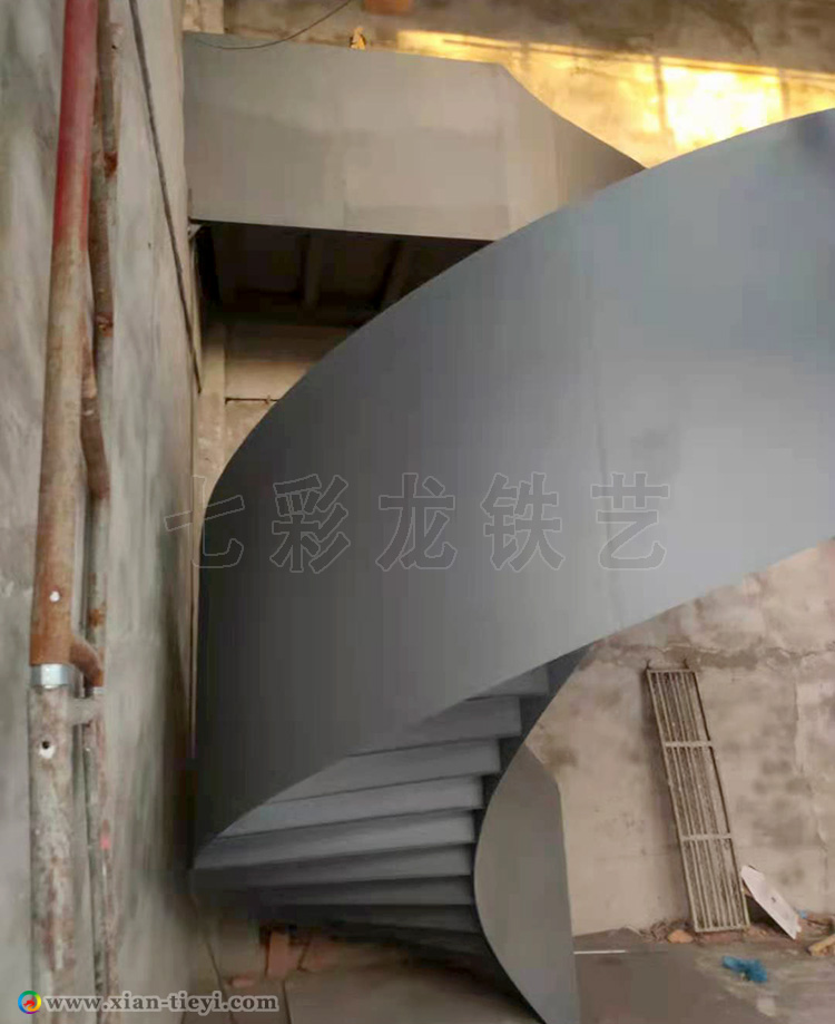 鋼結(jié)構(gòu)板式高欄旋轉(zhuǎn)樓梯_2