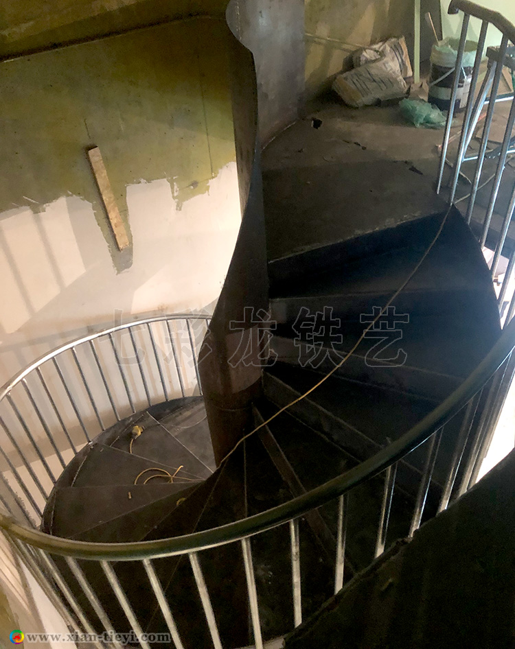 萬科匯智中心高欄加圓管護欄旋轉(zhuǎn)樓梯_2