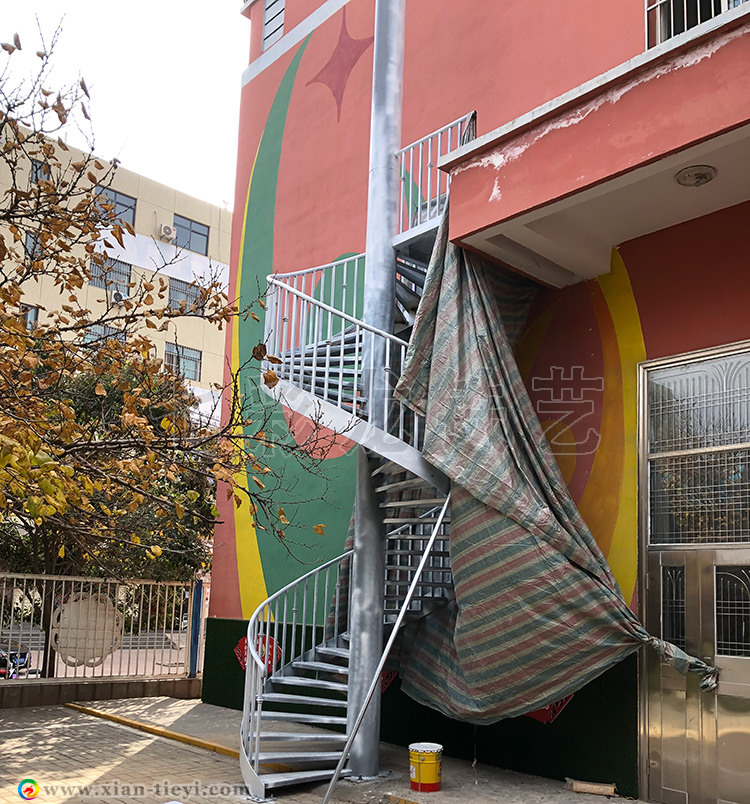正在噴漆的鋼構中柱旋梯