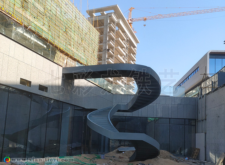 西寧市陽光城箱型梁旋轉(zhuǎn)樓梯_3
