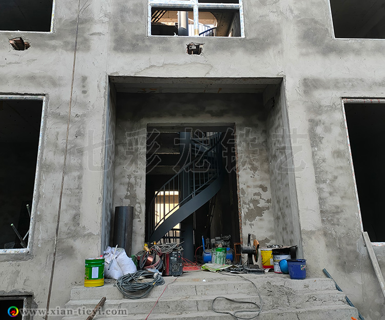 涇陽自建房室內(nèi)中柱螺旋梯_3