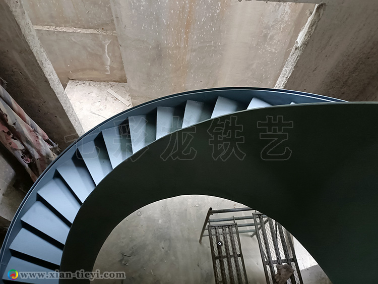 綠地海珀紫庭卷板旋轉(zhuǎn)樓梯_1