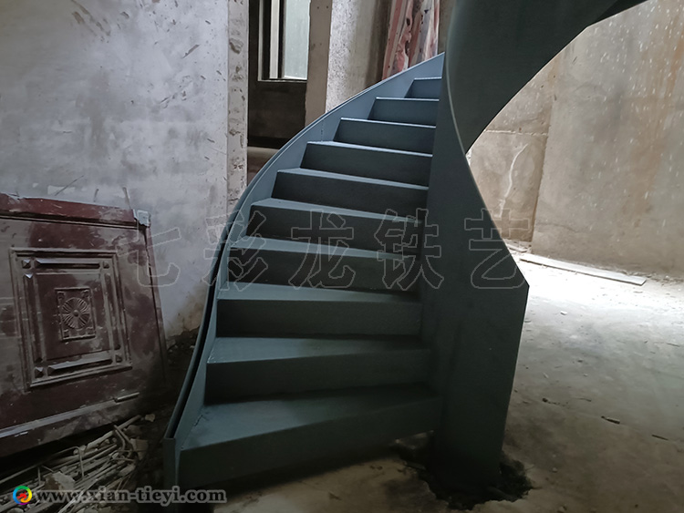 綠地海珀紫庭卷板旋轉(zhuǎn)樓梯_4