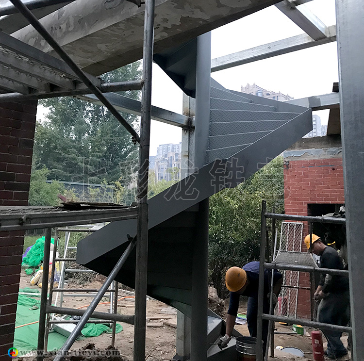 城市運(yùn)動公園方形旋轉(zhuǎn)樓梯_3