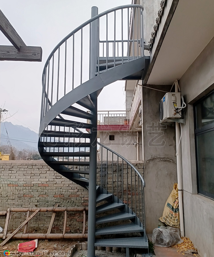鄠邑區(qū)農(nóng)家院中柱旋梯_2