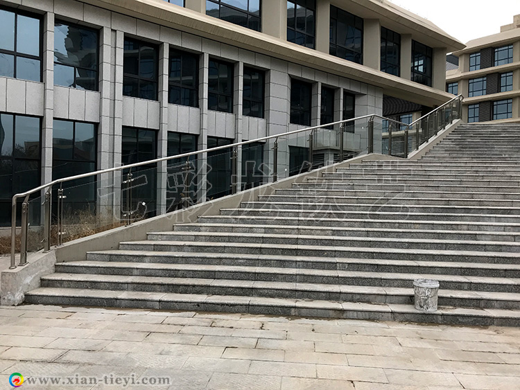 西安工業(yè)大學(xué)教務(wù)樓不銹鋼玻璃護(hù)欄_1