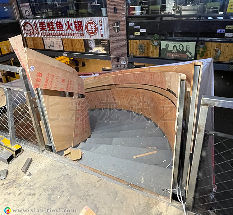 艾斯廣場鋼構(gòu)箱梁旋梯_3