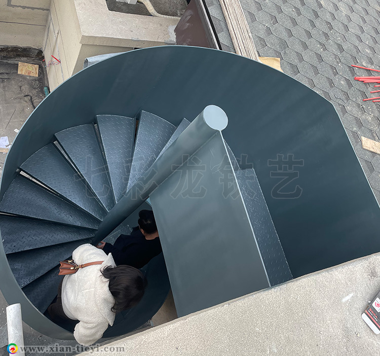 西安恒大御龍灣中柱高欄鋼構(gòu)旋梯_1
