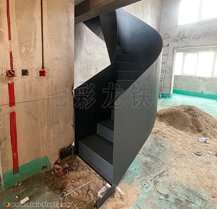 石油城鋼結(jié)構(gòu)高欄板旋轉(zhuǎn)樓梯_3